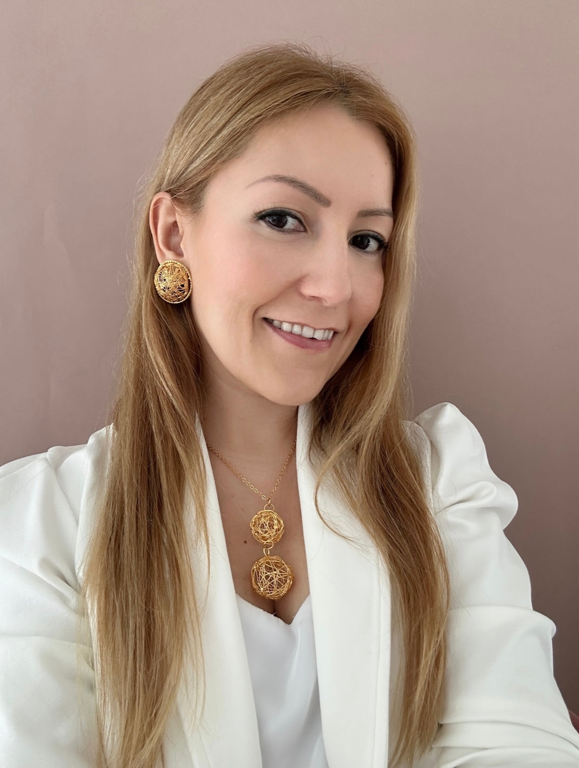 Set de joyería completo con topos y dije doble nido en alambrismo con baño de oro 24k de Dotis Joyería"