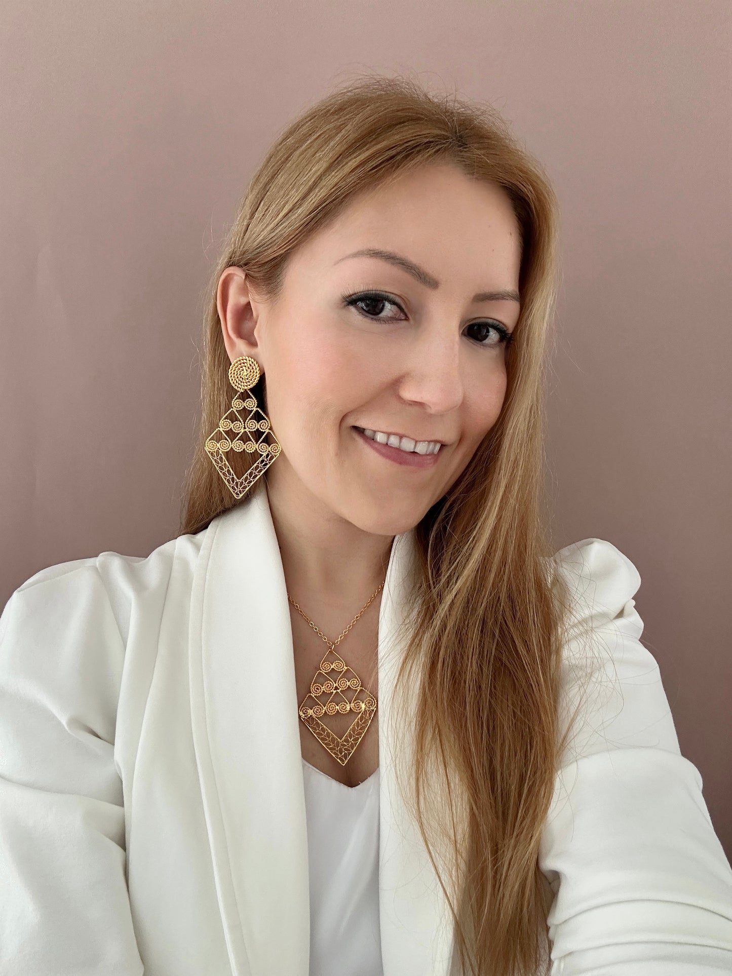 Set de joyería con aretes desarmables y collar de filigrana triangular en oro 24k de Dotis Joyería"
