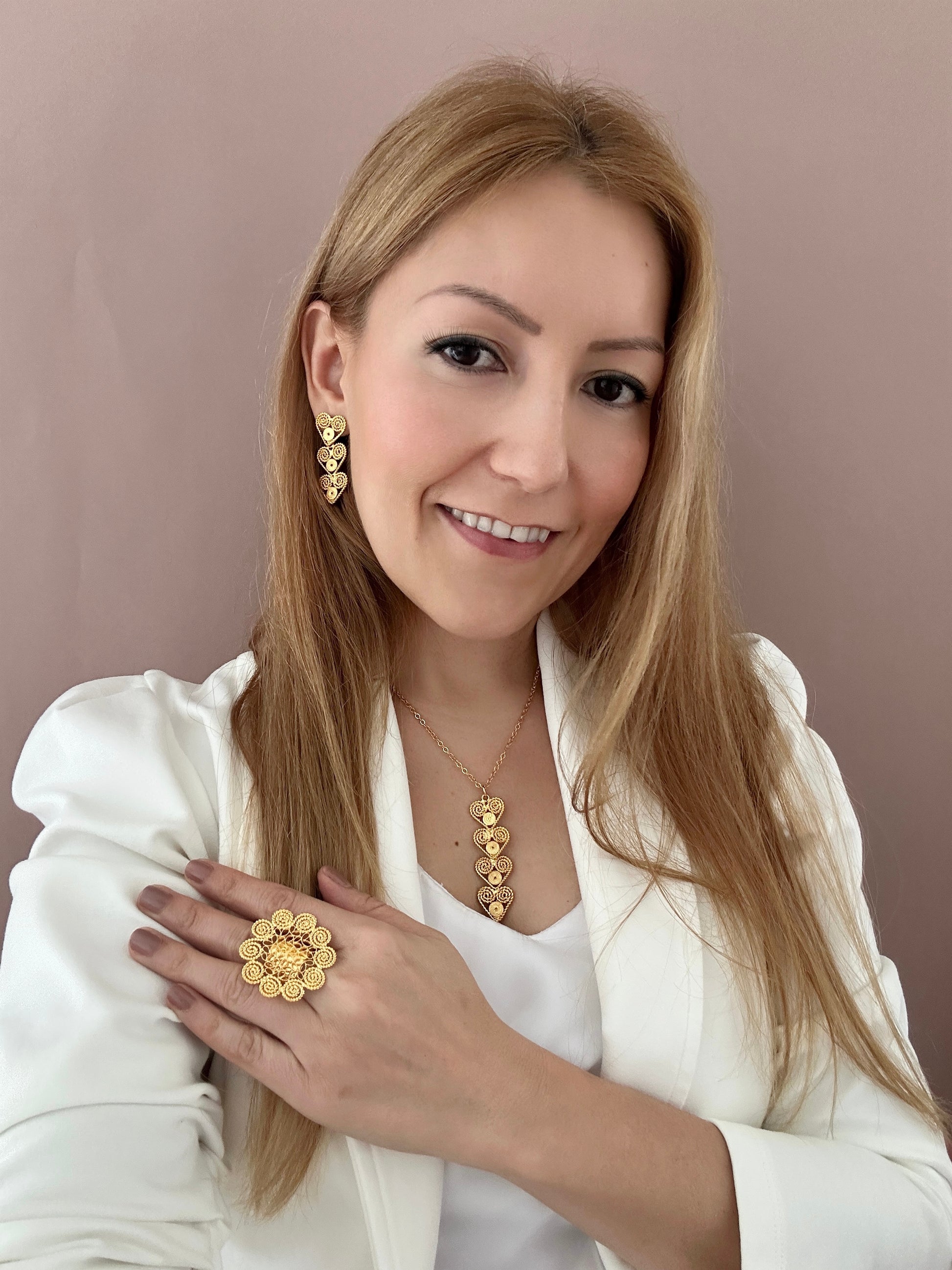 Set de joyería completo con aretes corazón, dije, cadena y anillo circular en filigrana y oro 24k