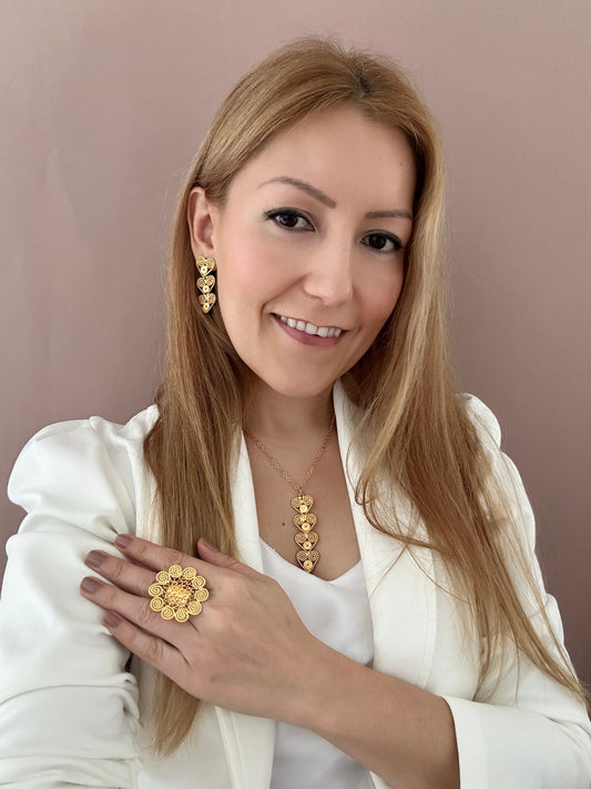 Set de joyería completo con aretes corazón, dije, cadena y anillo circular en filigrana y oro 24k