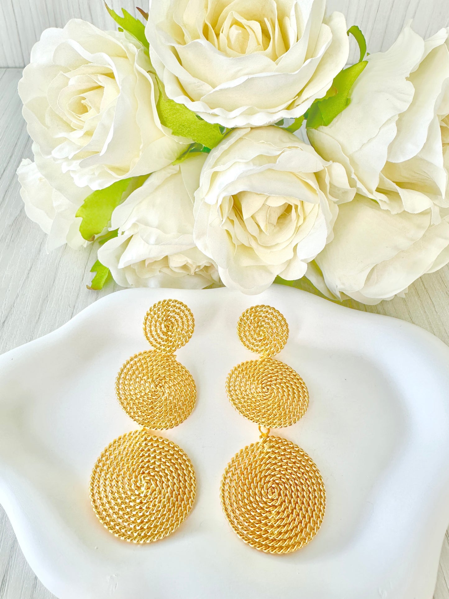 Aretes 3 en 1 con topos, nivel mediano y nivel largo con técnica de entorchado en oro 24k