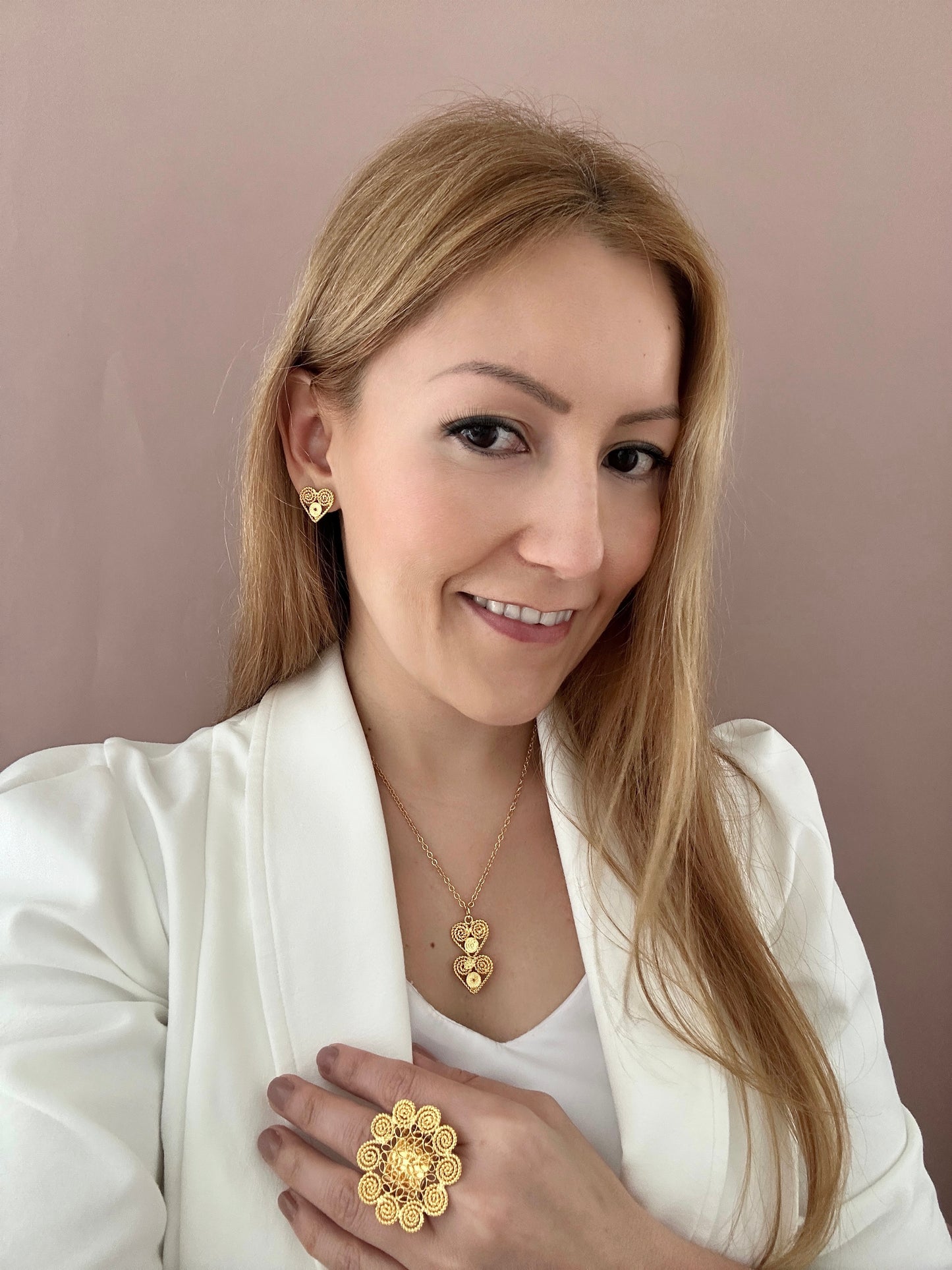 Set de joyería en filigrana con topos y dije corazón, cadena y anillo redondo con baño de oro 24k de Dotis Joyería