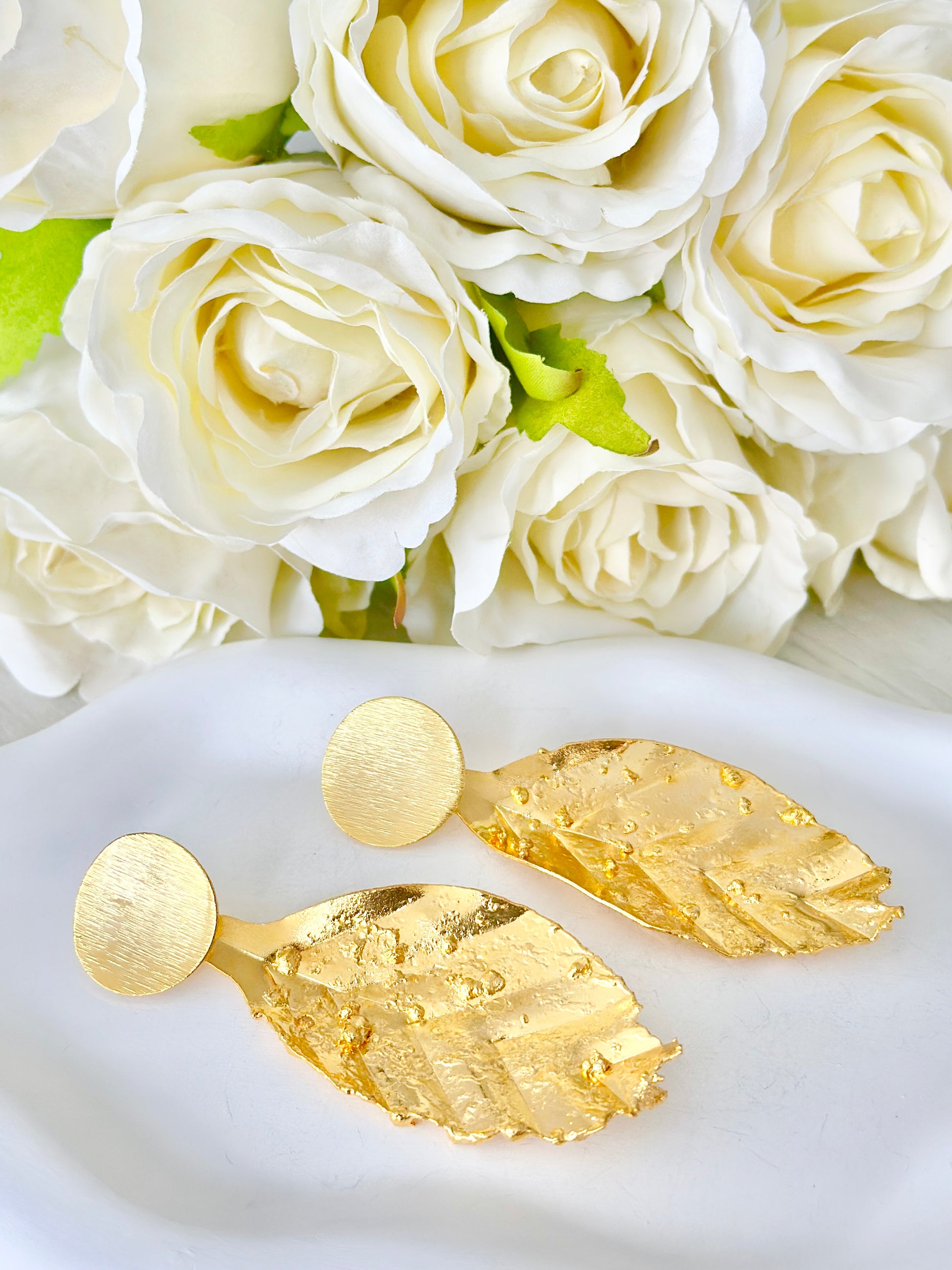 Aretes largos de círculo dorado con hojas colgantes de terminación irregular en oro 24k