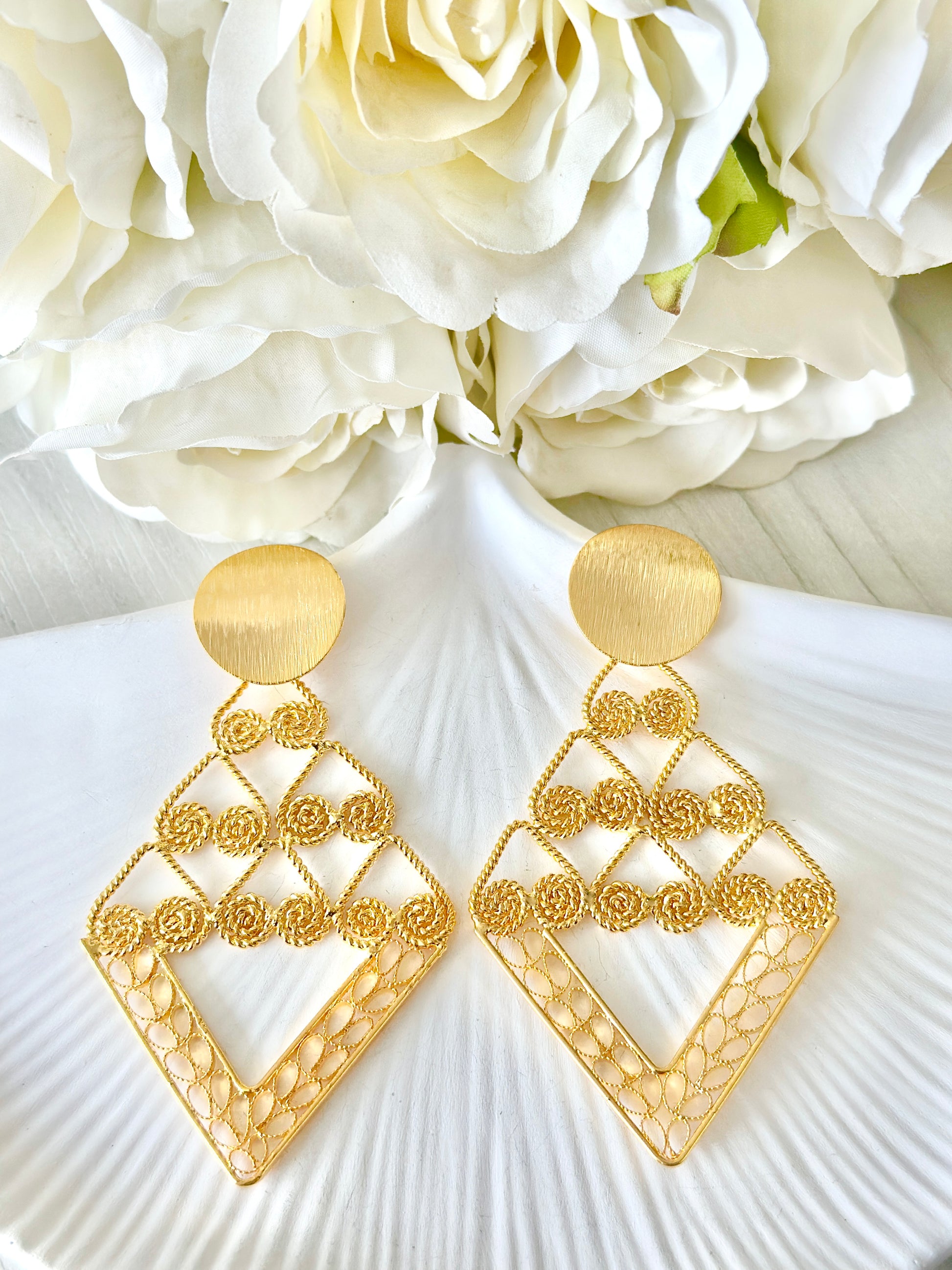 Aretes largos de círculo superior y estructura geométrica en filigrana de oro 24k