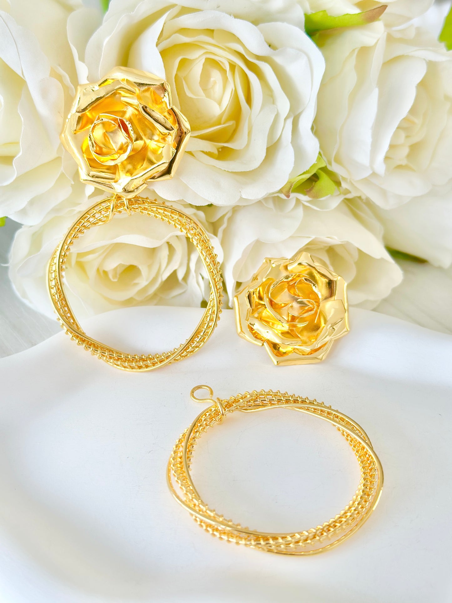 Aretes 2 en 1 con topo en forma de rosa y candonga colgante en baño de oro 24k