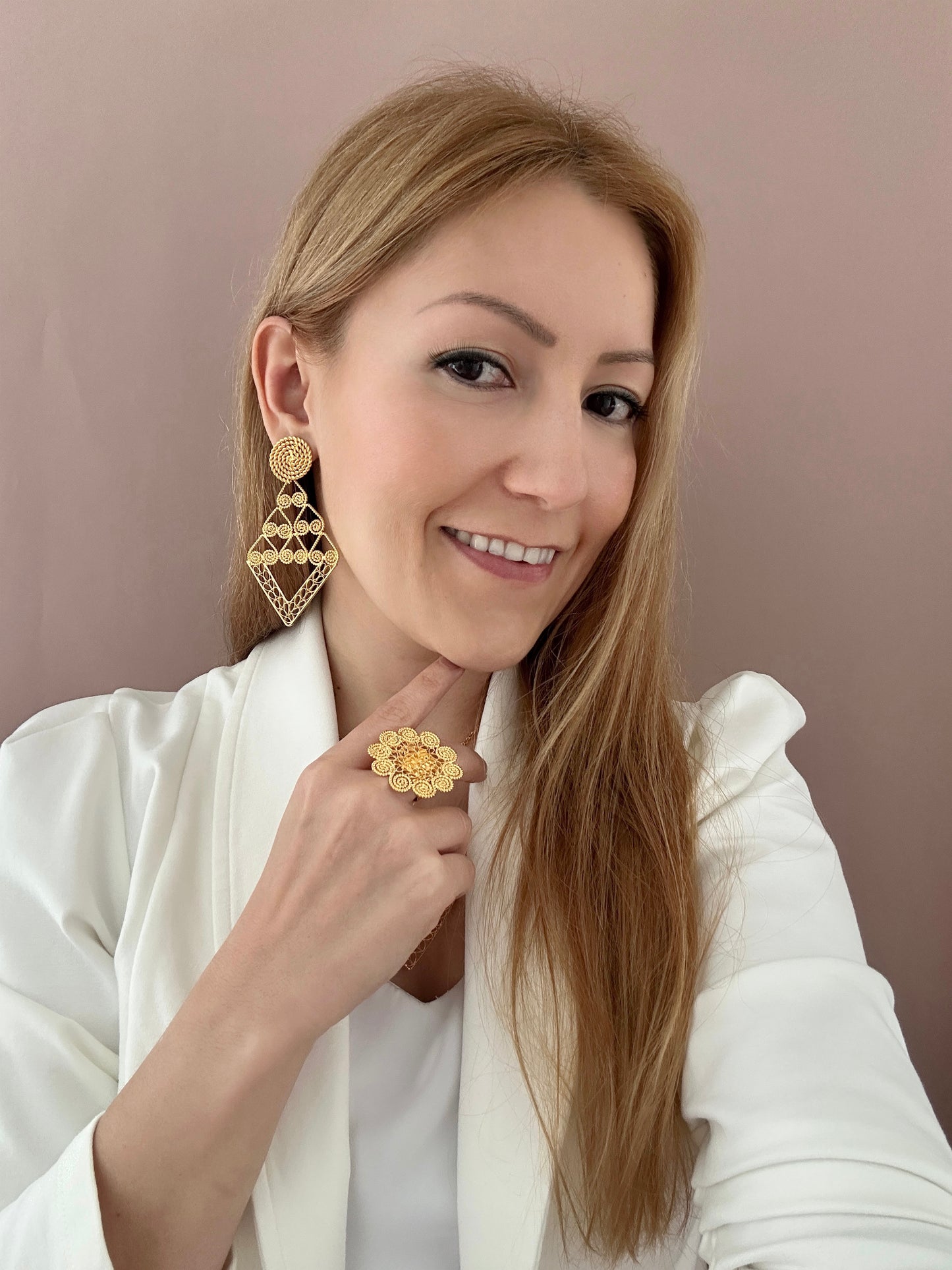 Set de joyería con aretes desarmables y anillo redondo en filigrana de oro 24k de Dotis Joyería