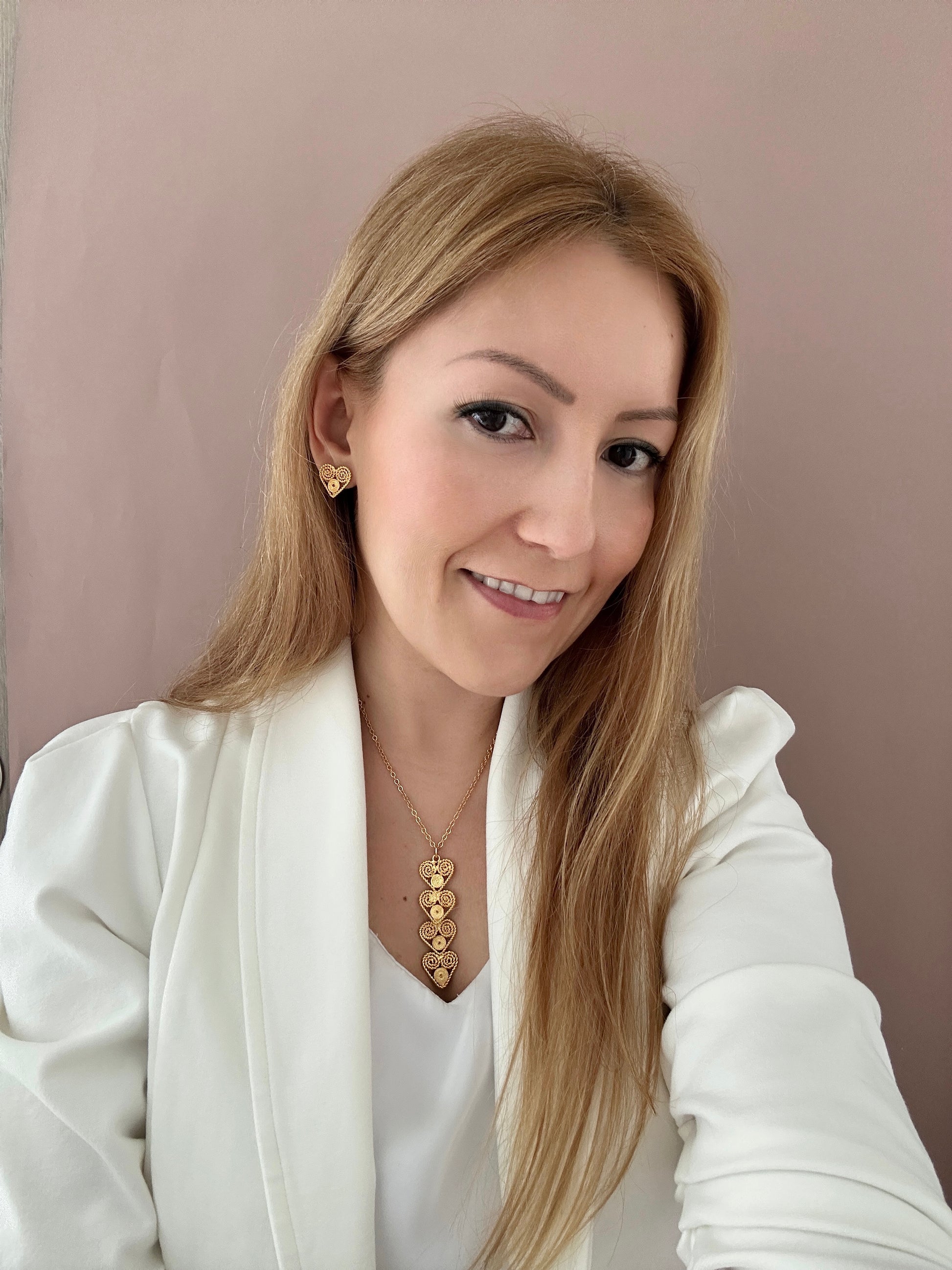 Set minimalista de joyería en filigrana con topos, dije de corazón y cadena en baño de oro 24k