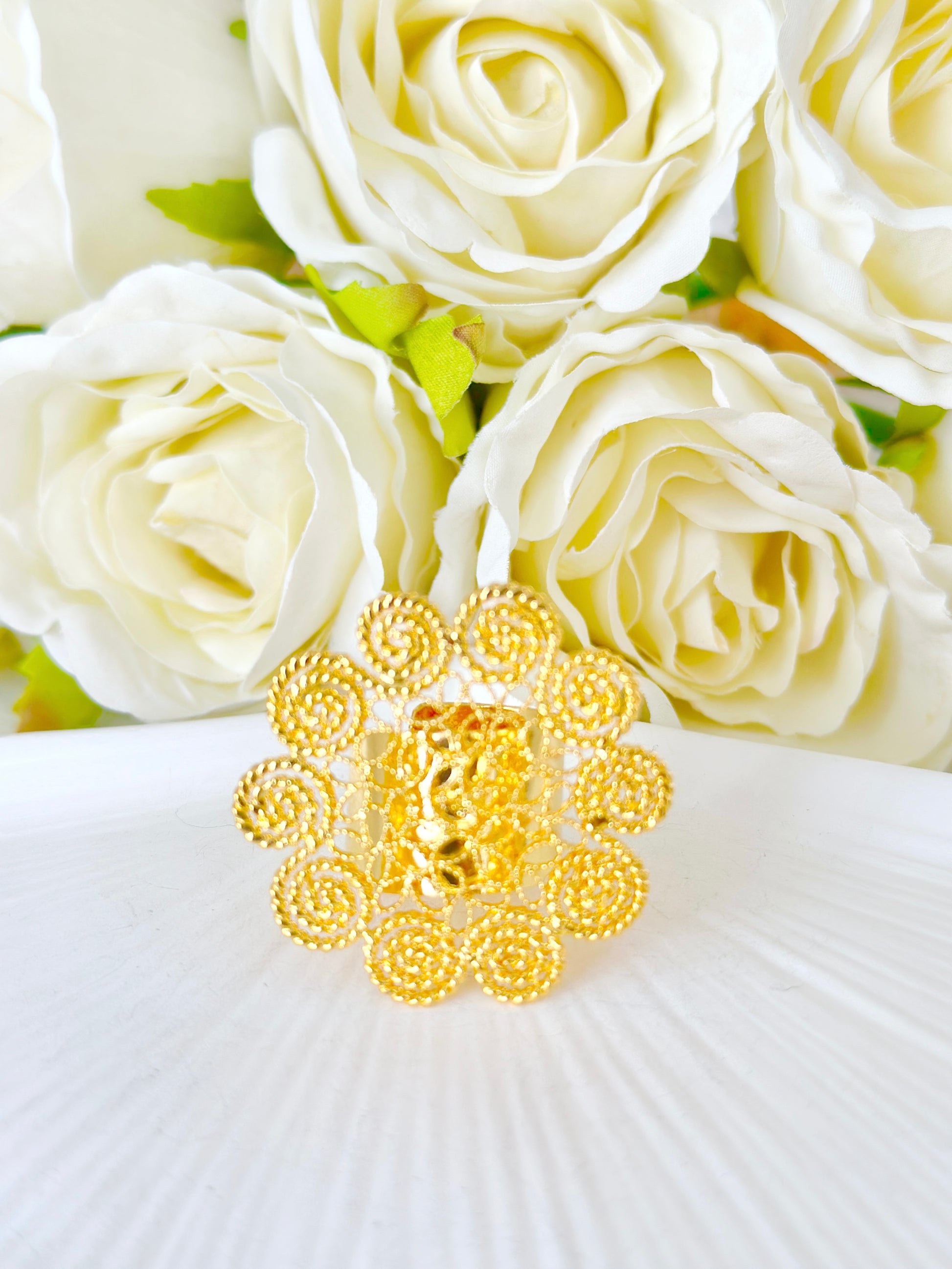 Anillo redondo tejido con técnica de filigrana artesanal y baño de oro 24k de Dotis Joyería