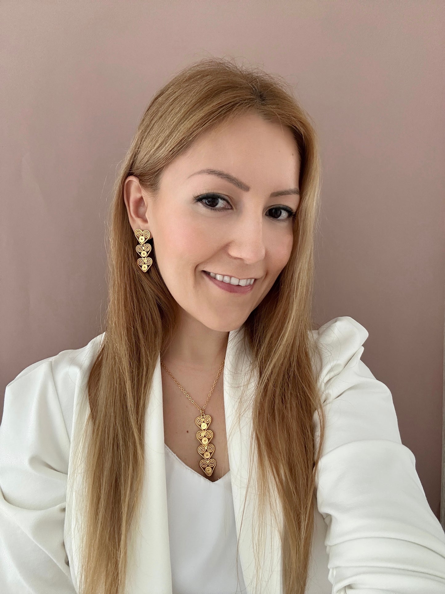Set de joyería con aretes de tres corazones y dije de cuatro corazones en filigrana de oro 24k de Dotis Joyería