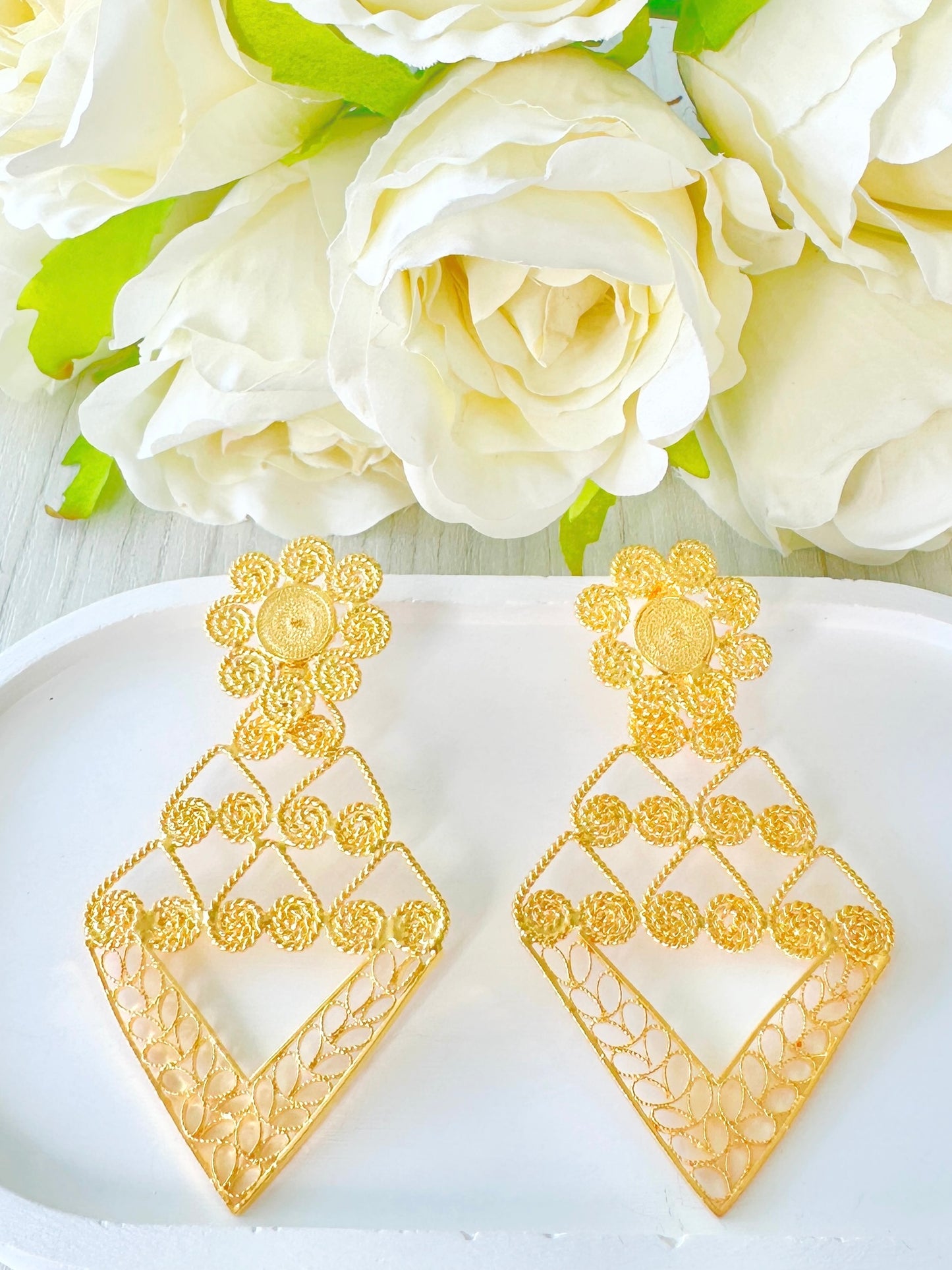 Aretes largos de filigrana con flor superior y colgante geométrico bañados en oro 24k