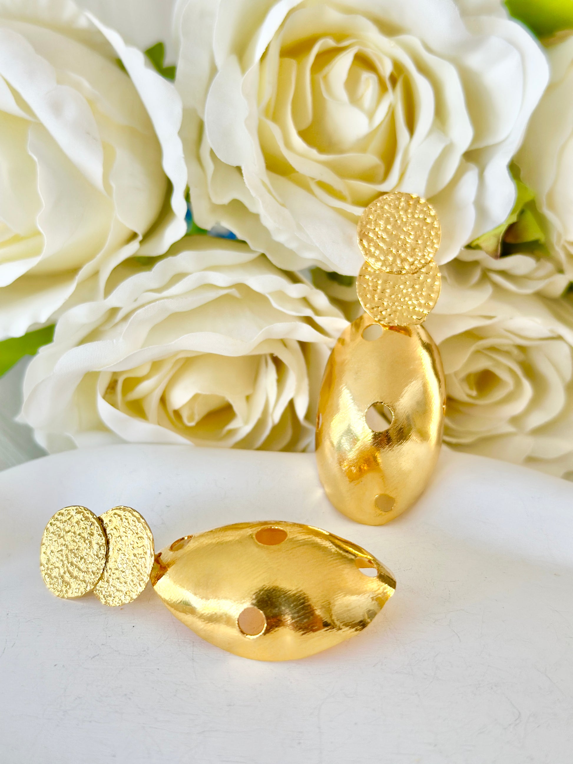Aretes geométricos medianos de círculos huecos en bronce con baño de oro 24k