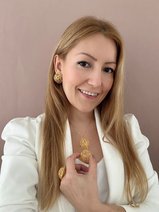 Set completo de joyería en alambrismo: aretes nido, dije doble, cadena y anillo con baño de oro 24k
