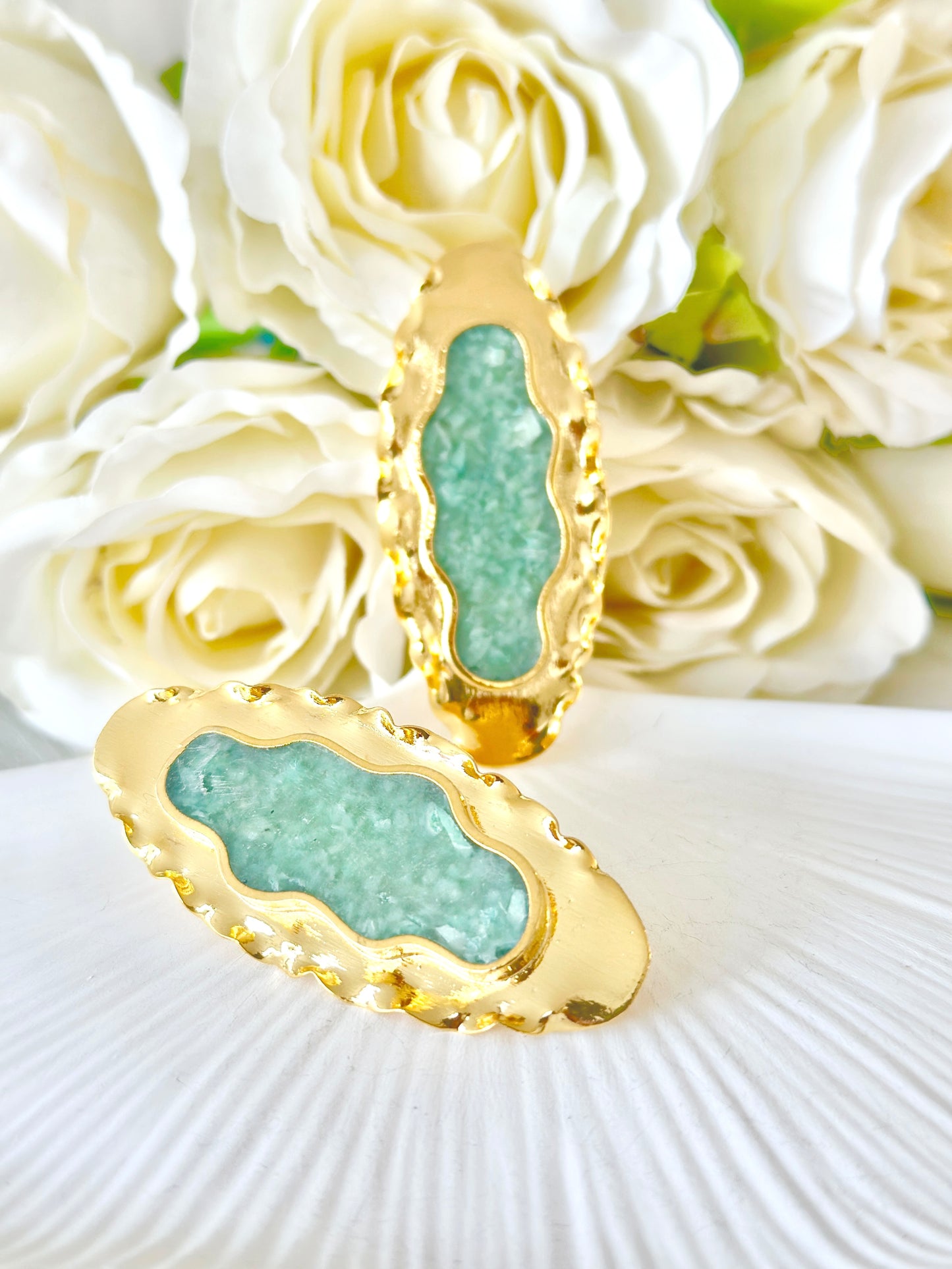 Aretes medianos de bronce con baño de oro 24k y murralla de esmeralda natural en resina