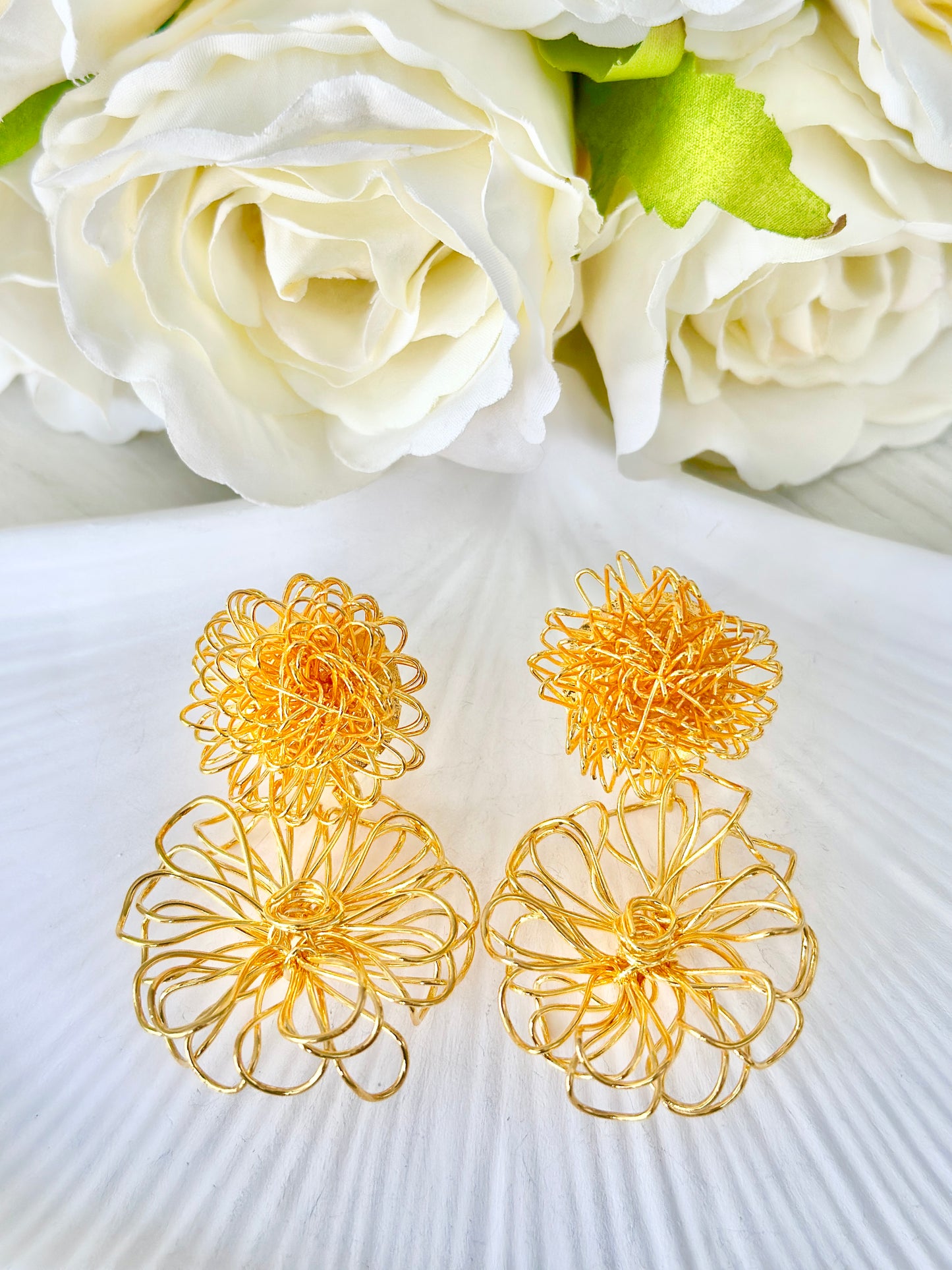 Aretes medianos de círculo y flor tejidos en alambrismo con baño de oro 24k