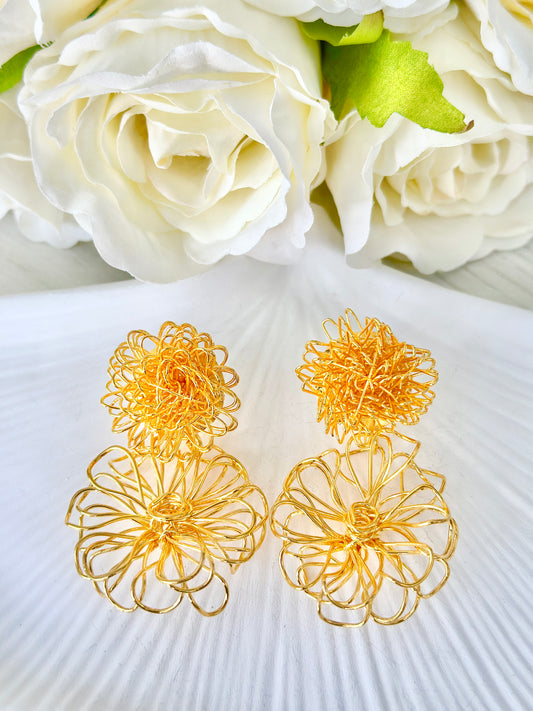 Aretes medianos de círculo y flor tejidos en alambrismo con baño de oro 24k