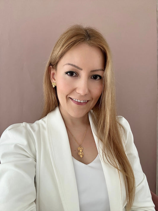 Set de joyería con topos de corazón y collar con dije de dos niveles en filigrana de oro 24k de Dotis Joyería