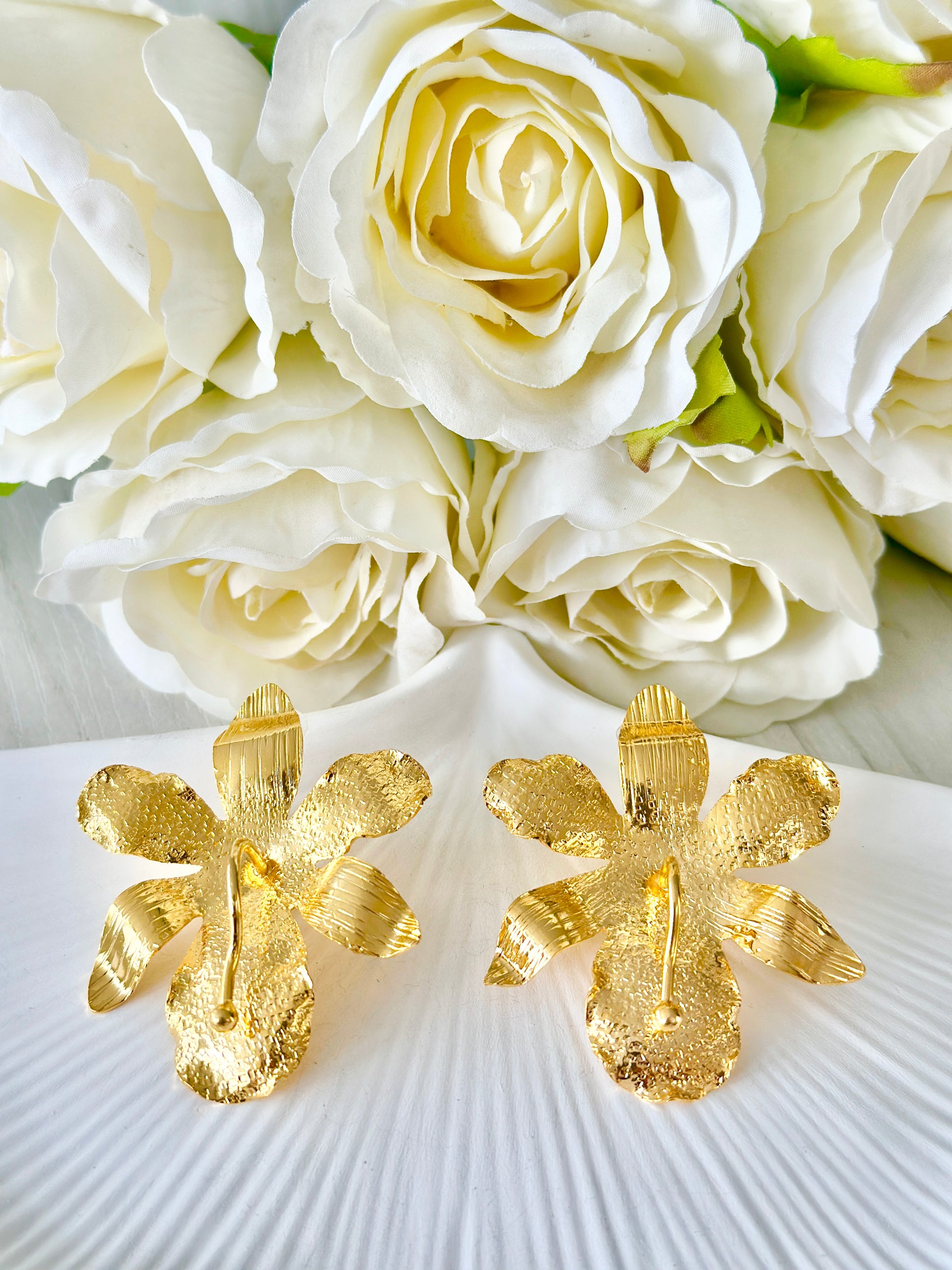 Aretes grandes en forma de flor de orquídea con filigrana y baño de oro 24k