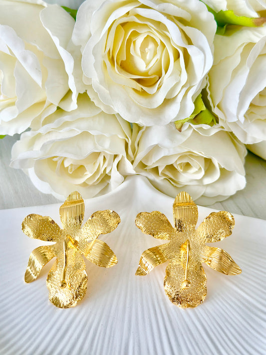 Aretes grandes en forma de flor de orquídea con filigrana y baño de oro 24k