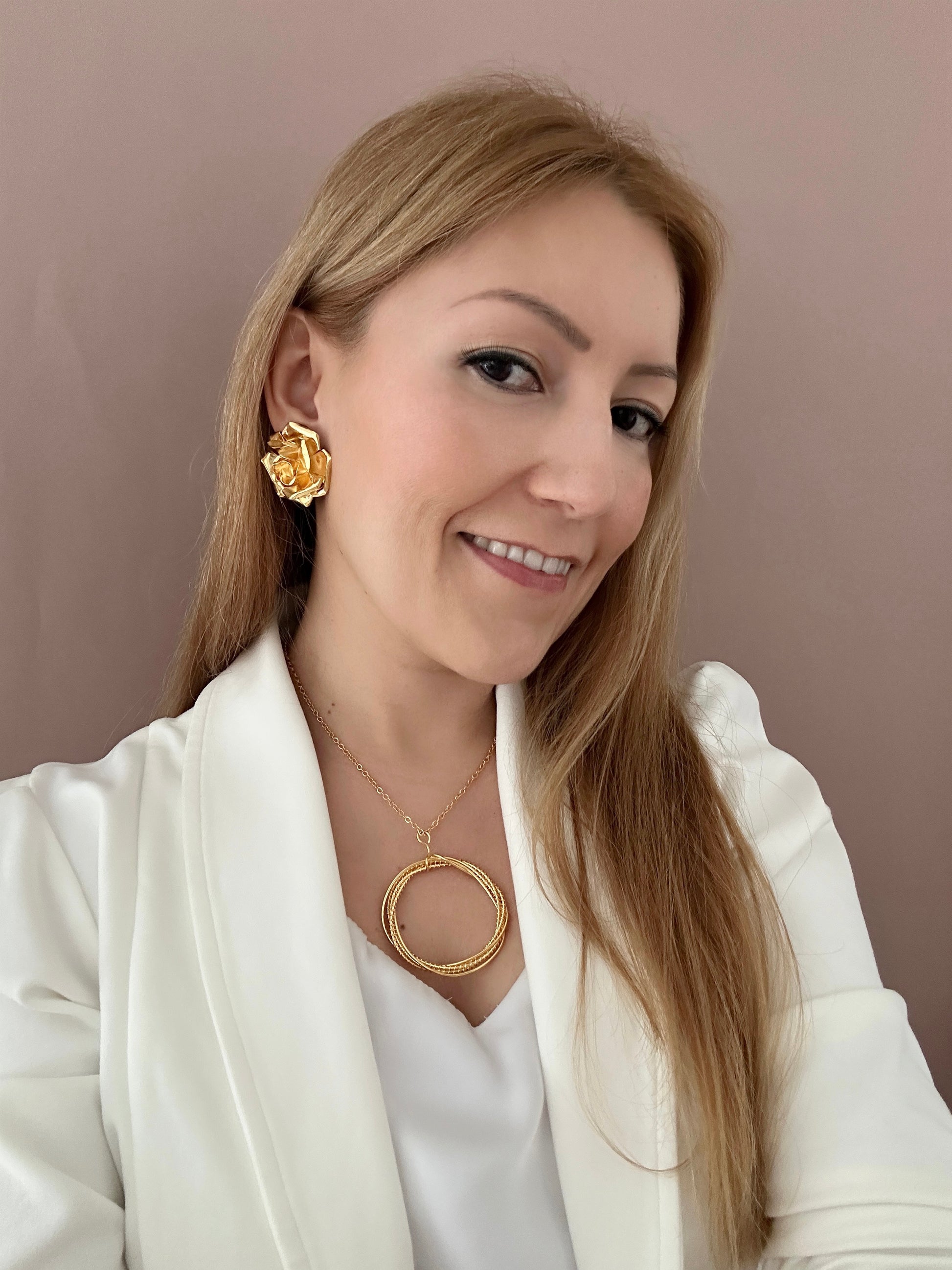 Set de joyería coordinado con topos de rosa y collar de dije circular en baño de oro 24k