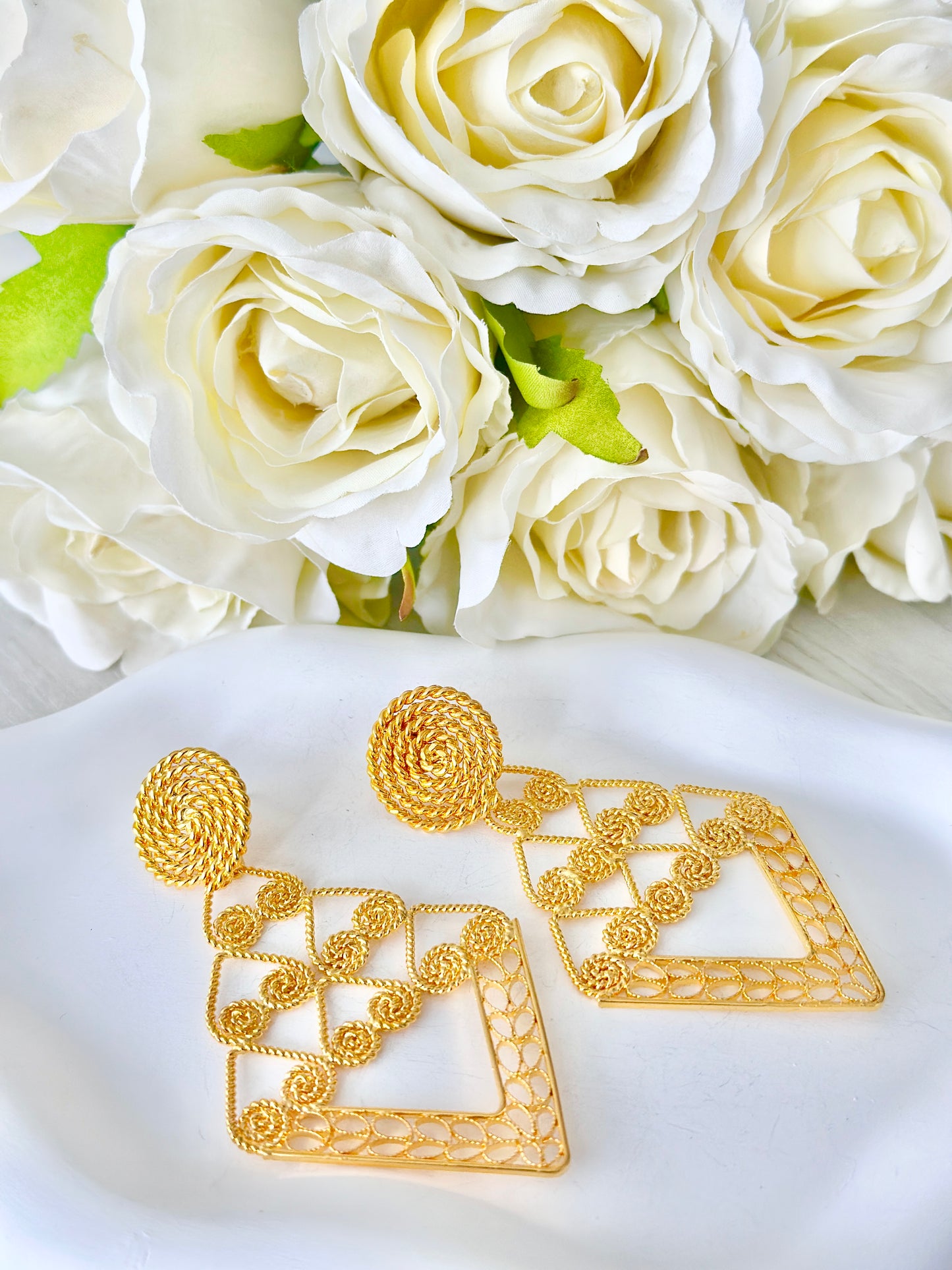 Aretes largos 2 en 1 con círculo entorchado superior y triángulo de filigrana en oro 24k