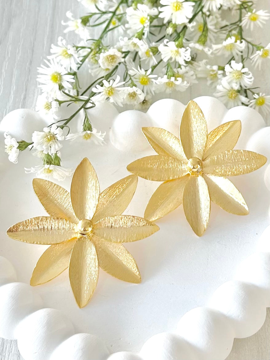 Aretes de girasol detallados en bronce artesanal