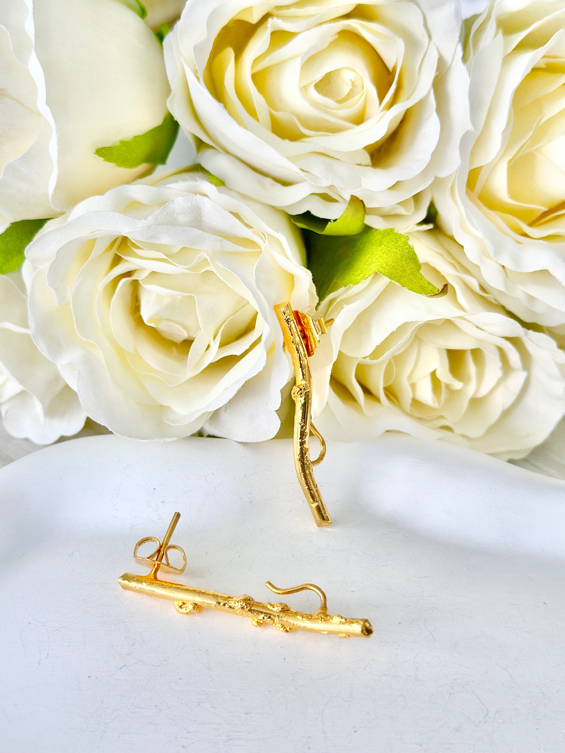 Aretes medianos en forma de rama orgánica irregular con baño de oro 24k