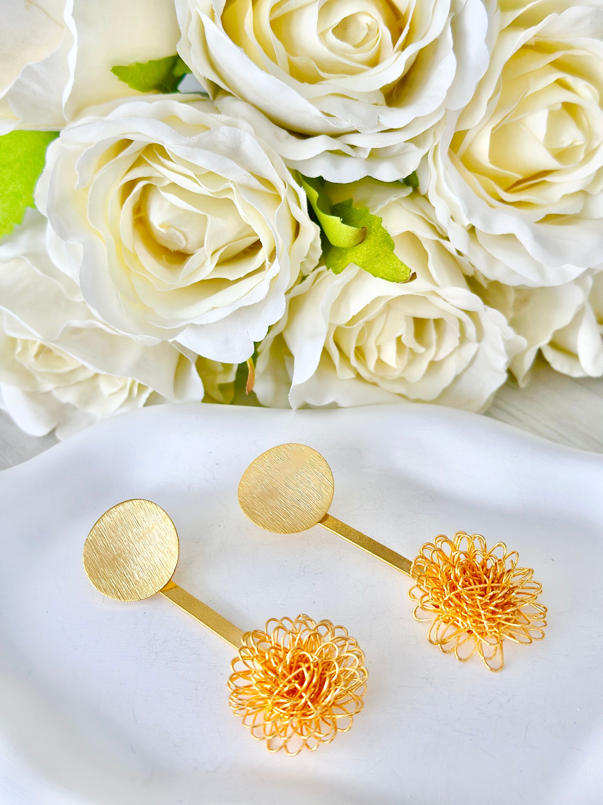 Aretes largos con círculo superior sólido y esfera de alambrismo tejida en oro 24k