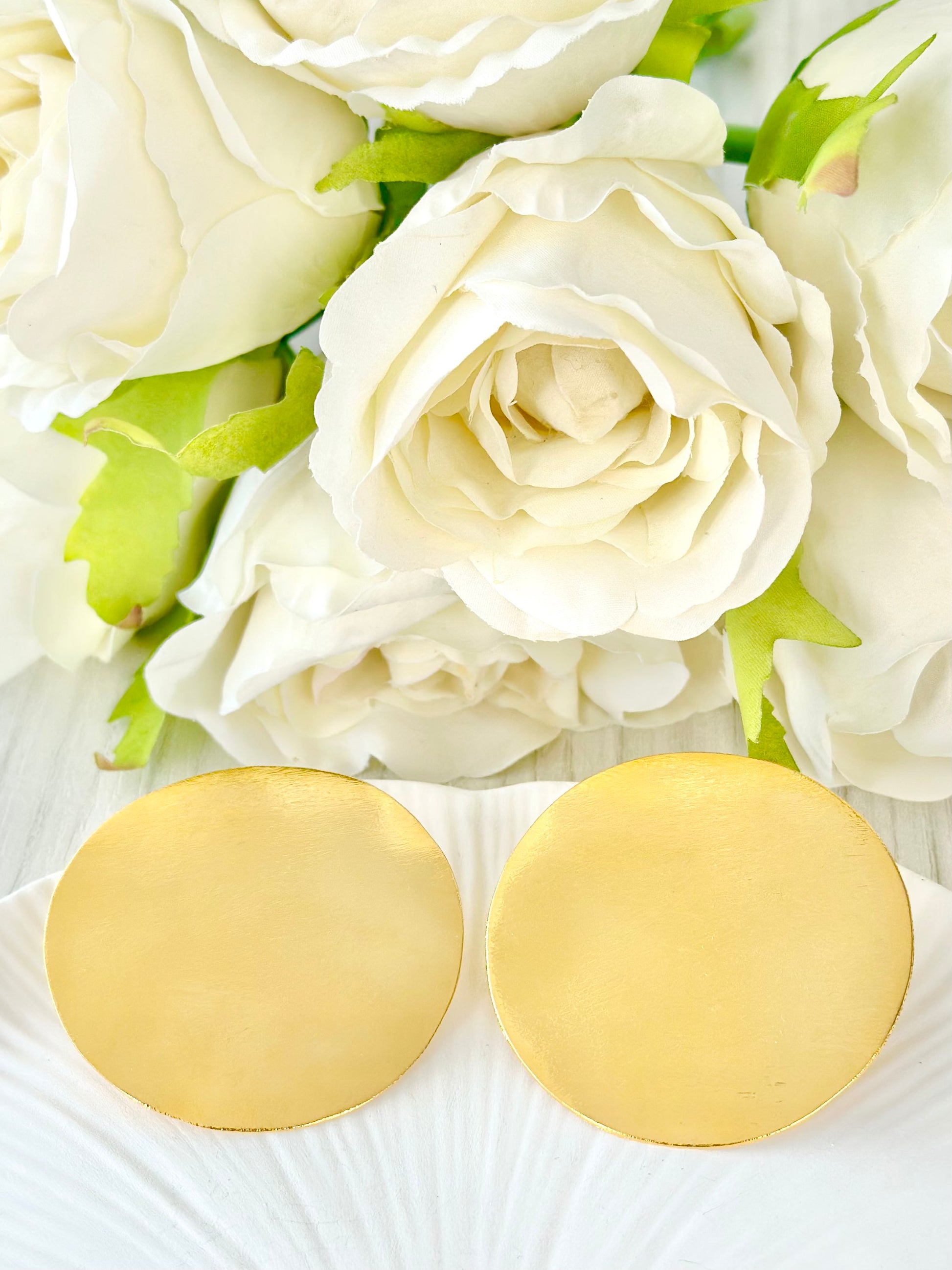 aretes circulos planos minimalistas en oro